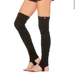 Alo Yoga Goddess leg warmer.